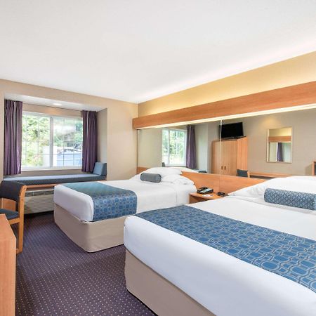 Microtel Inn & Suites By Wyndham Hazelton/Bruceton Mills Экстерьер фото