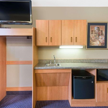 Microtel Inn & Suites By Wyndham Hazelton/Bruceton Mills Экстерьер фото
