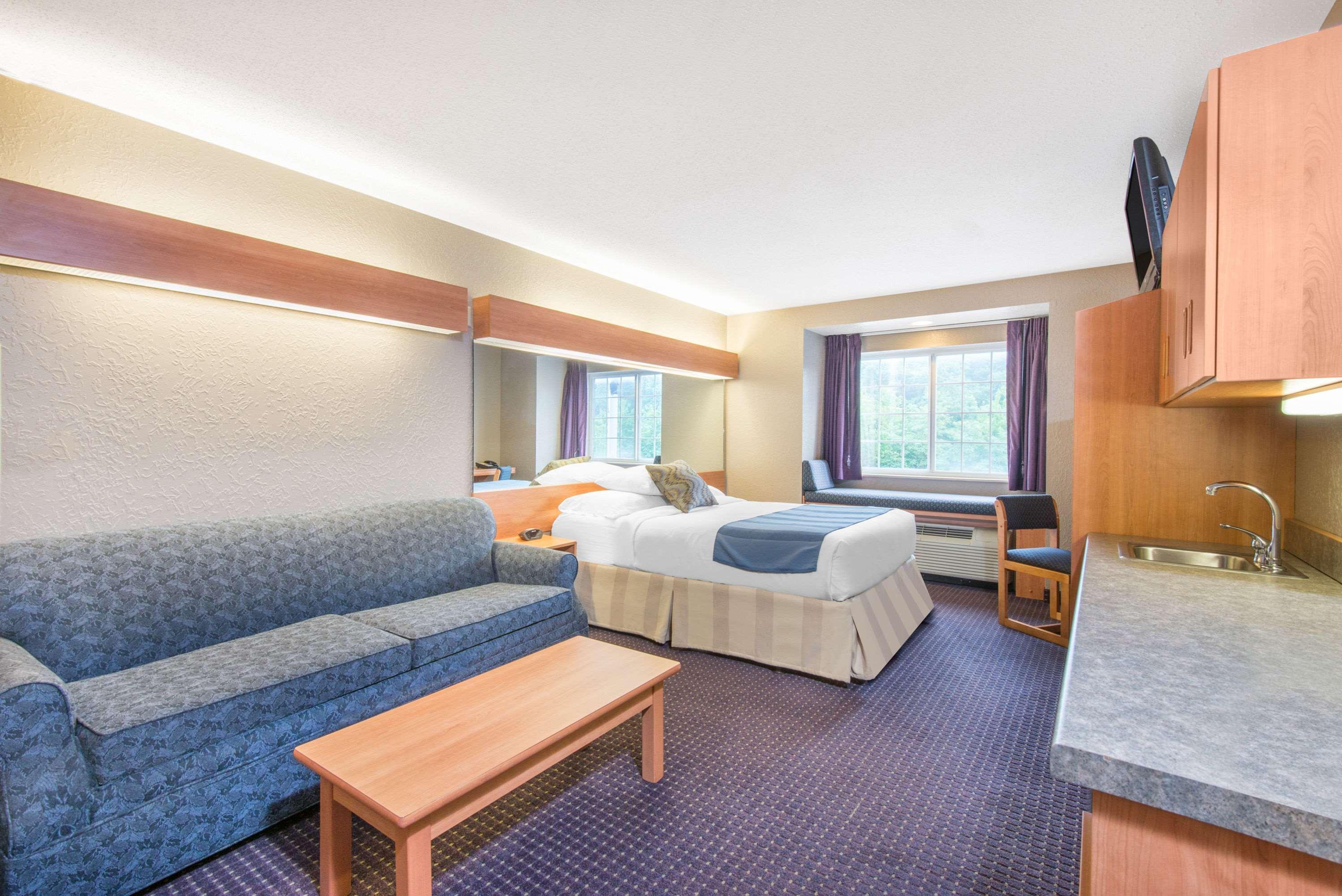 Microtel Inn & Suites By Wyndham Hazelton/Bruceton Mills Экстерьер фото