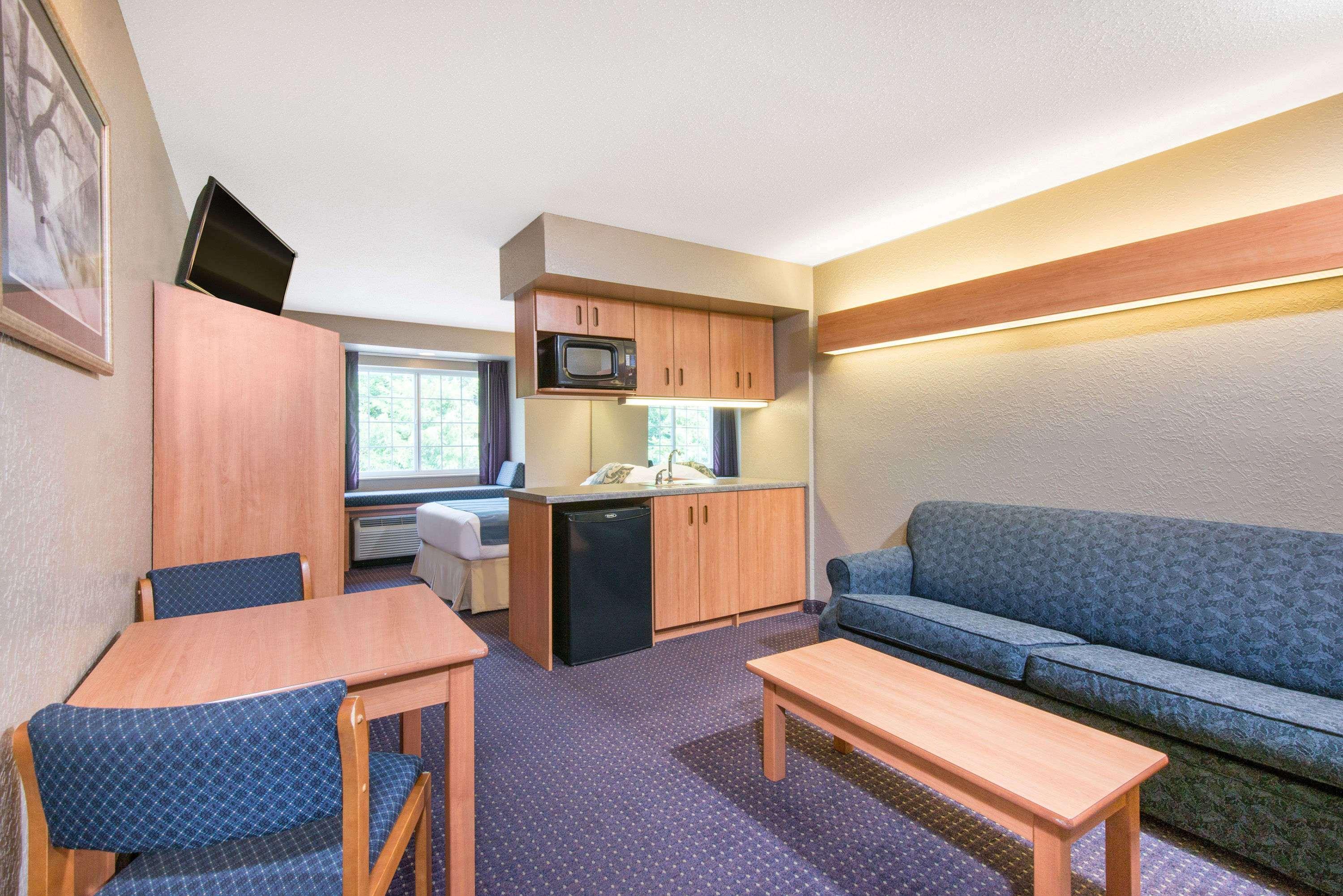 Microtel Inn & Suites By Wyndham Hazelton/Bruceton Mills Экстерьер фото