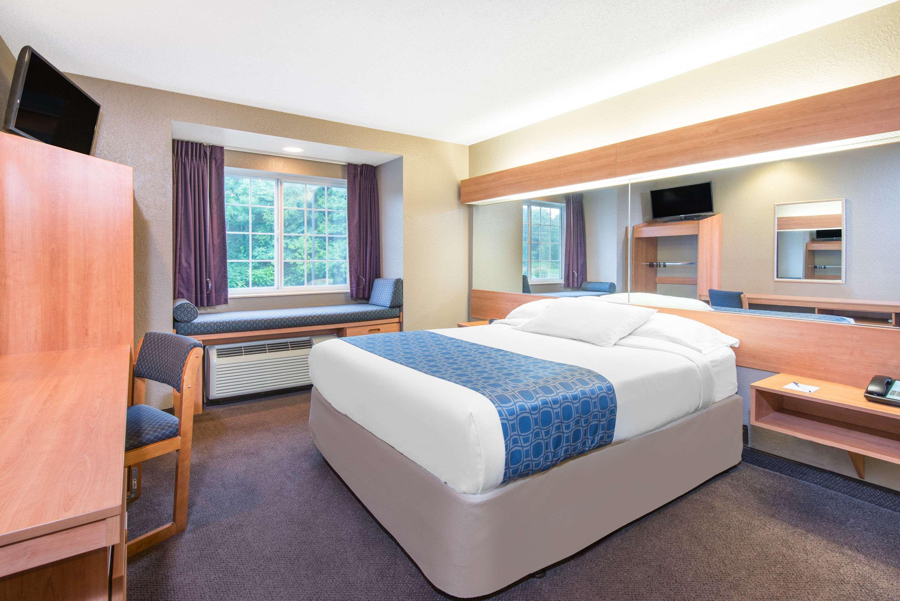 Microtel Inn & Suites By Wyndham Hazelton/Bruceton Mills Экстерьер фото